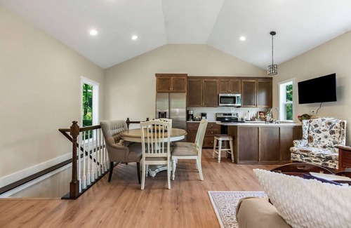 Linn Valley Maison | Relaxing 2-Bedroom Cottage Retreat-Beautiful Views & Great Amenities-Sleeps 6