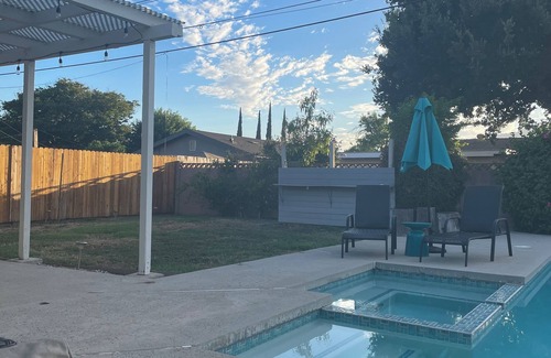 Chatsworth Maison | Relaxing 3 Bedroom, 2 Bathrooms. Large backyard, pool, jacuzzi + 2 patios, grill