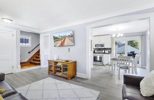 Minneapolis Maison | Relaxing 4-bedroom With A Nice Deck & Grill — Close to U of M