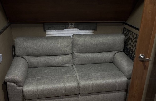 Pickett Maison | Relaxing 5th Wheel Camper for EAA