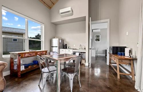 Dripping Springs Maison | Relaxing Accessible Cottage with Outdoor Fireplace for a Peaceful Getaway near Austin, Texas