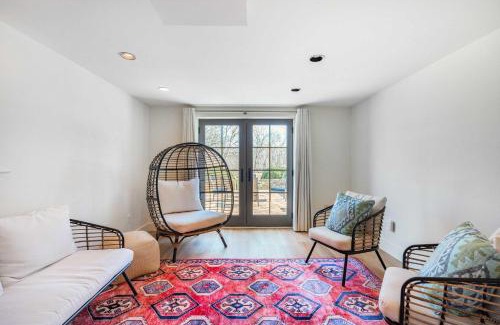 Aldie Maison | Relaxing Aldie Retreat with Fireplaces and Pool