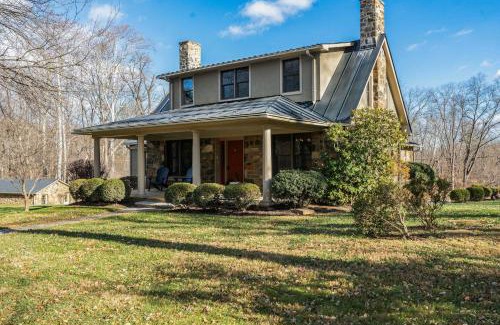Aldie Maison | Relaxing Aldie Retreat with Fireplaces and Pool
