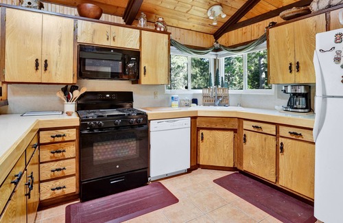 Sugarloaf Cabine | Relaxing and Serene Forested Family Retreat with Private Hot Tub