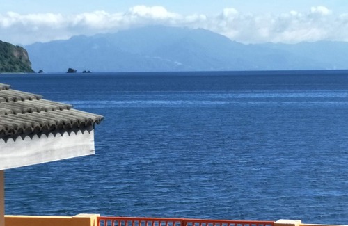 Calapan Copropriété | Condo relaxant côté plage avec vue sur la montagne et l'île.