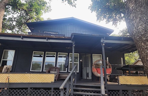 Lakewood Estates Cottage | Relaxing cabin, dock accessible just steps away from Lake Travis. Dog friendly!