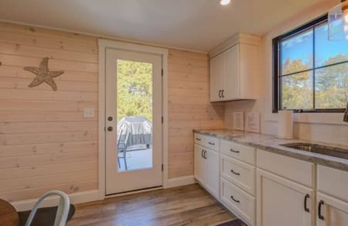 Wells Cabine | Relaxing Coastal Escape Near Beaches with Hot Tub