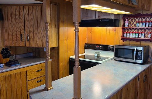 Iola Cabine | Relaxing Cottage Steps From the Lake