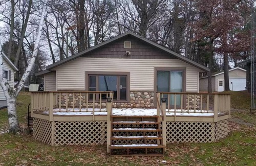 Iola Cabine | Relaxing Cottage Steps From the Lake