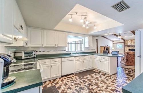 Fish Hawk Autre | Relaxing Country Farmhouse with Hot Tub 4br/2ba, Sleeps 10, Equine Friendly