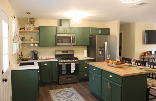 Oil City Maison | Relaxing country home 2 minutes from Caddo Lake!!! Pet Friendly!