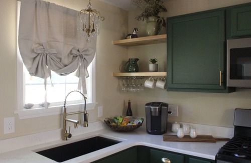 Oil City Maison | Relaxing country home 2 minutes from Caddo Lake!!! Pet Friendly!