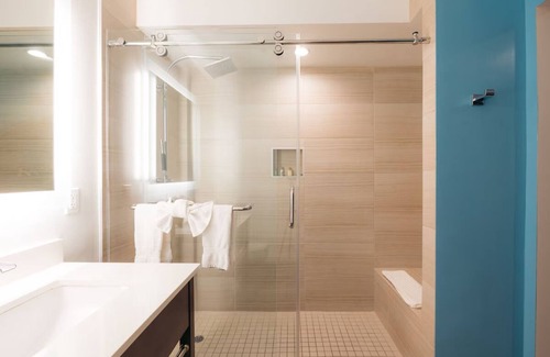 Harbor Hôtel | Relaxing Couple Retreat Close to The Queen Mary | Hotel w/ Heated Pool