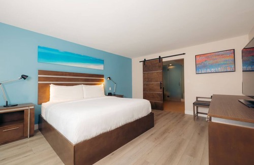 Harbor Hôtel | Relaxing Couple Retreat Close to The Queen Mary | Hotel w/ Heated Pool