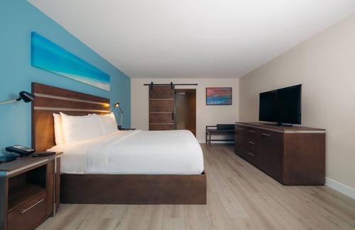 Harbor Hôtel | Relaxing Couple Retreat Close to The Queen Mary | Hotel w/ Heated Pool