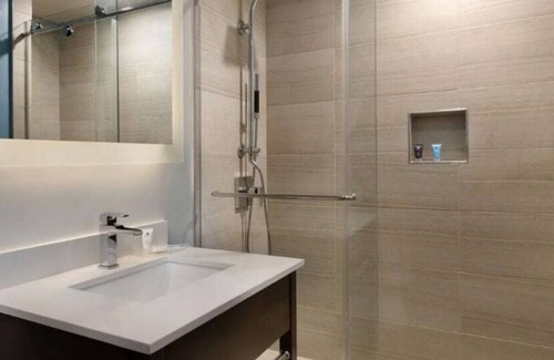 Harbor Hôtel | Relaxing Couple Retreat Close to The Queen Mary | Hotel w/ Heated Pool