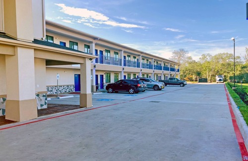 Hitchcock Maison | Relaxing Couple Stay w/Free Breakfast & Free Parking | Near Kemah Boardwalk