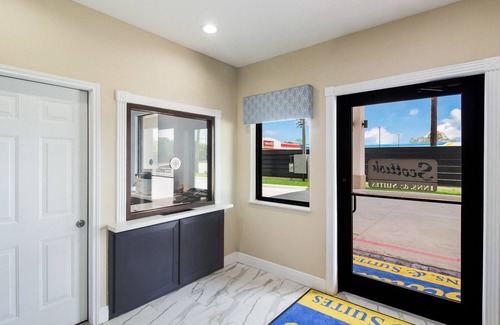 Hitchcock Maison | Relaxing Couple Stay w/Free Breakfast & Free Parking | Near Kemah Boardwalk
