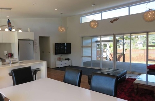 Whangapoua Maison | Les mers le jour. Famille moderne bach.