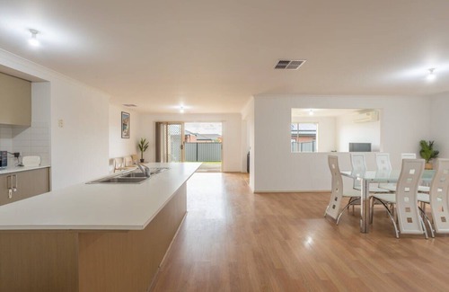 Tarneit Maison | Relaxing Family Home in the heart of Tarneit
