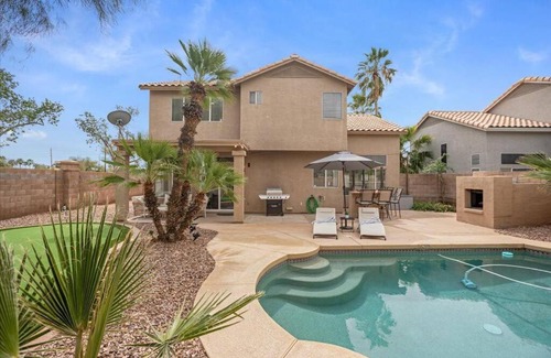 Val Vista Lakes Maison | Relaxing Family Oasis w/Heated Pool, Putting Green