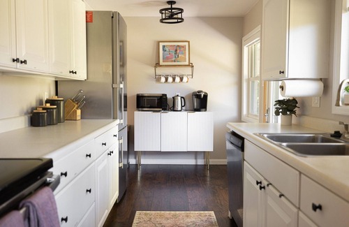 Southeast Maison | Relaxing Family Retreat: 4BR, King Bed, Fire Pit