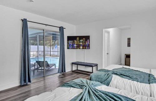 Miramar Villa | Relaxing Getaway 4 Bedroom, Pool and 18 minutes to the Beach