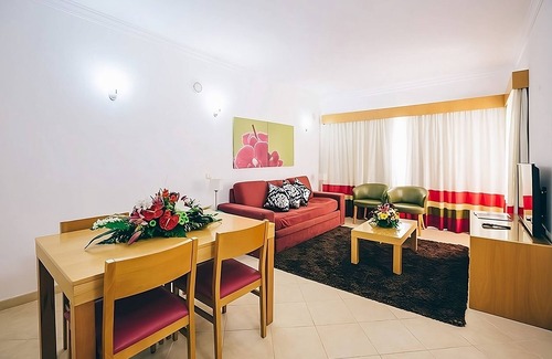 Areias de Sao Joao Hôtel | Relaxing Getaway Awaits! 2 Comfortable Units, 2 Swimming Pools, Free Parking!