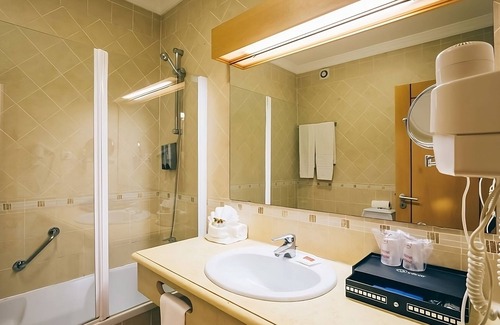 Areias de Sao Joao Hôtel | Relaxing Getaway Awaits! 2 Comfortable Units, 2 Swimming Pools, Free Parking!