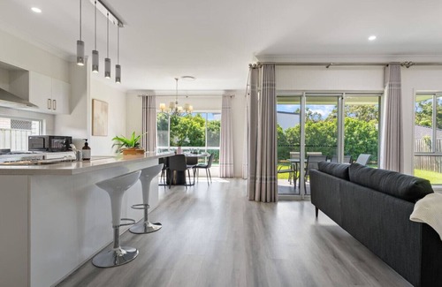 Thornlands Maison | Relaxing Getaway Near the Bay Stylish & Spacious