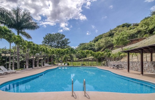 Santa Eulalia Maison | Détente, cabine au rez-de-chaussée avec belle vue sur le jardin et piscine partagée.