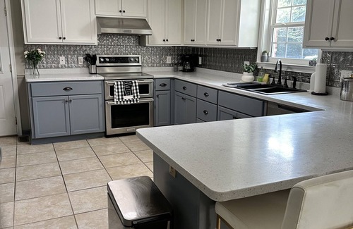 Thomasville Maison | Relaxing home minutes from downtown Thomasville, big backyard fire pit, & grill