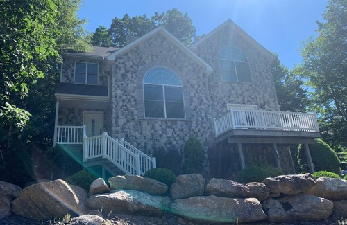 Sybertsville Maison | Relaxing home on wooded hillside lot in Eagle Rock Resort - E. R. Owners Only