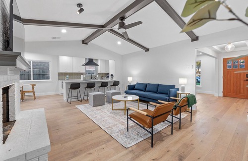 Buckner Terrace - Everglade Park Maison | Relaxing home with heated Pool and Spa & photo wall