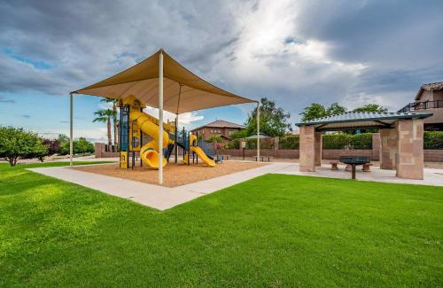 Orchards Maison | Relaxing Home with Pool BBQ & Game Room in Surprise