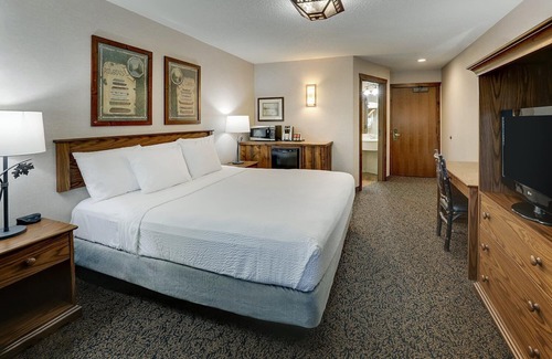 Johnston Hôtel | Relaxing Johnston Stay: Full-Sized Kitchen Options w/ Rustic Elegance, Pool