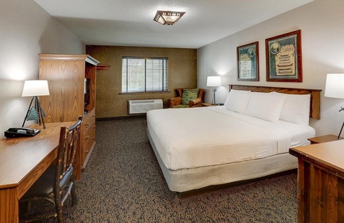 Johnston Hôtel | Relaxing Johnston Stay: Full-Sized Kitchen Options w/ Rustic Elegance, Pool