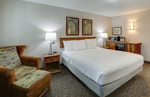 Johnston Hôtel | Relaxing Johnston Stay: Full-Sized Kitchen Options w/ Rustic Elegance, Pool