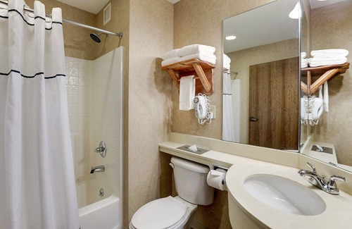 Johnston Hôtel | Relaxing Johnston Stay: Full-Sized Kitchen Options w/ Rustic Elegance, Pool