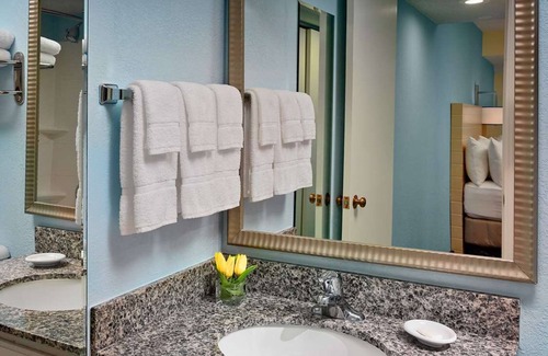 Tucson Hôtel | Relaxing King Stay w/Free Breakfast, Outdoor Pool & Gym | Pet-friendly!