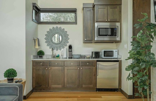 Spicewood Cabine | Relaxing Lake Escape | 1BR | Pickleball | BBQ