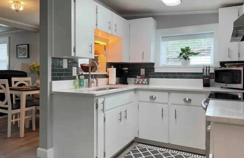 Edgar Maison | Relaxing Lakefront Cottage