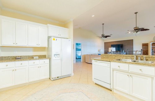 Lake Park Maison | Relaxing lakefront home - Wonderful getaway for families or friends!