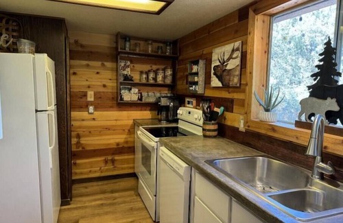 Payson Cabine | Relaxing Mountain Getaway, Rivers, Fishing, Trails, Waterfalls, Hiking, Cabin