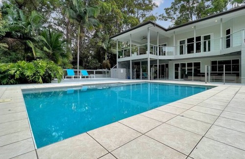 Buderim Maison | Relaxing oasis ideal for groups. Pool, AC, Wi-Fi