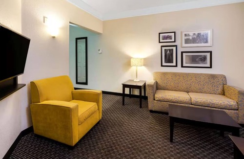 Superstition Springs Hôtel | Relaxing Pool View 1BR Suite | Romantic Getaway | Free Continental Breakfast