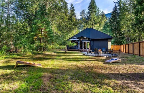 Ashford Cabine | Relaxing, Private Cabin w/Hot Tub & Generator near Mt Rainier!