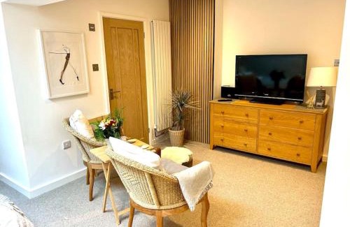 Niton Appartement | Relaxing private entrance ensuite room with stunning sea view and swimspa