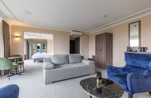 Exloo Hôtel | Relaxing Retreat with Heated Indoor Pool — Free Parking and Tennis Courts