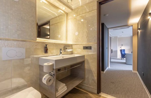 Exloo Hôtel | Relaxing Retreat with Heated Indoor Pool — Free Parking and Tennis Courts
